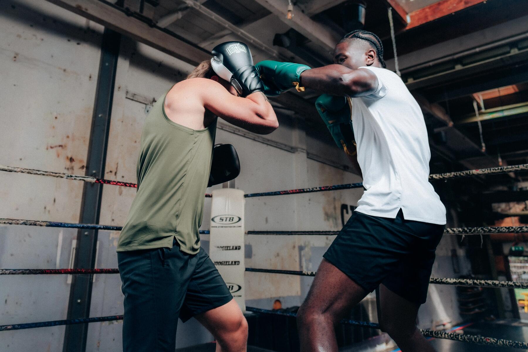 hombres practicando boxeo