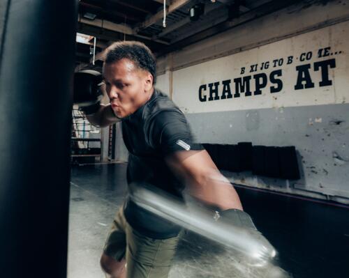 Ein Mann hat die richtige Aufhängung für den Boxsack gewählt