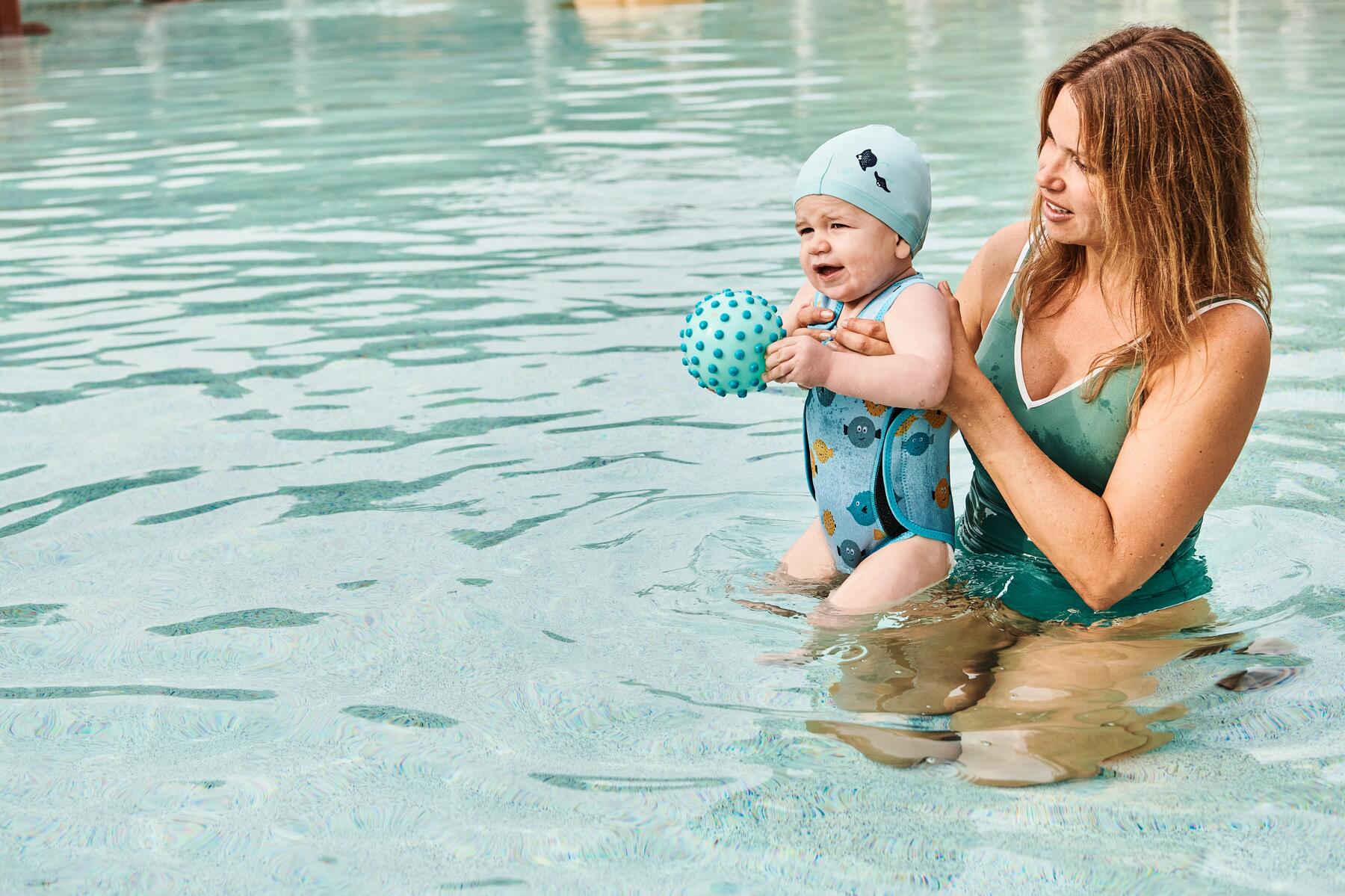 mujer con bebe en la piscina