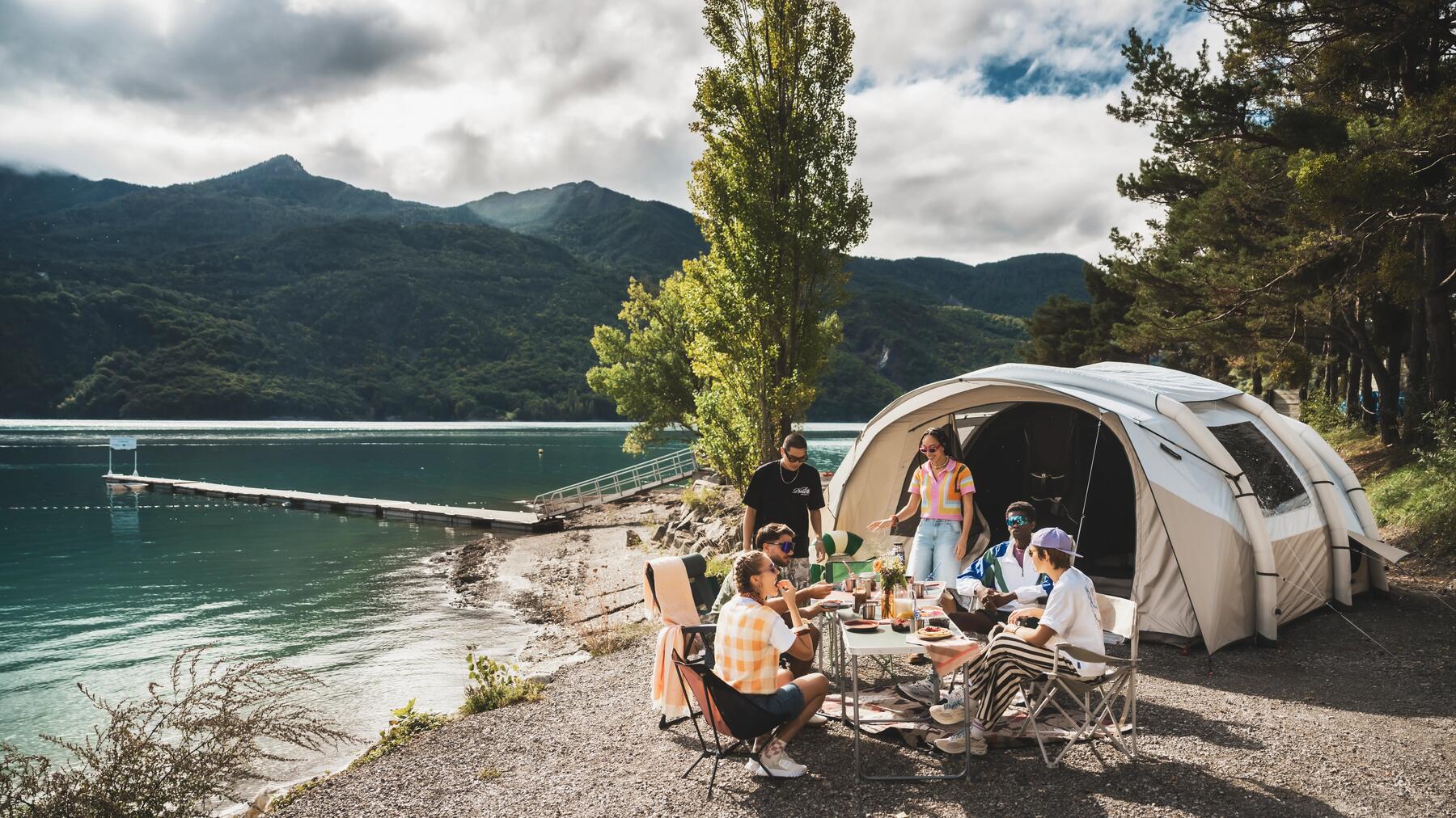 préparation de crêpes aux bananes à bord d'une fourgonnette de camping