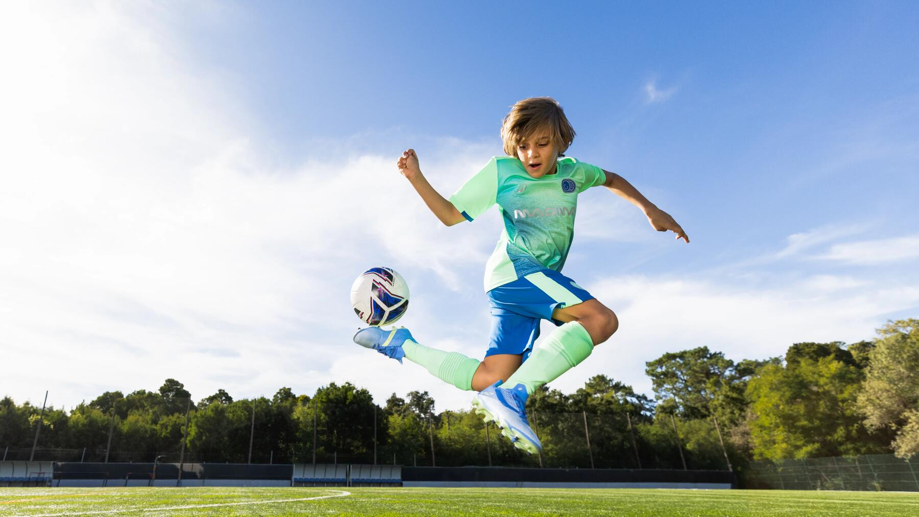 Mann schießt einen Ball und erkennt die Vorteile vom Fußball.