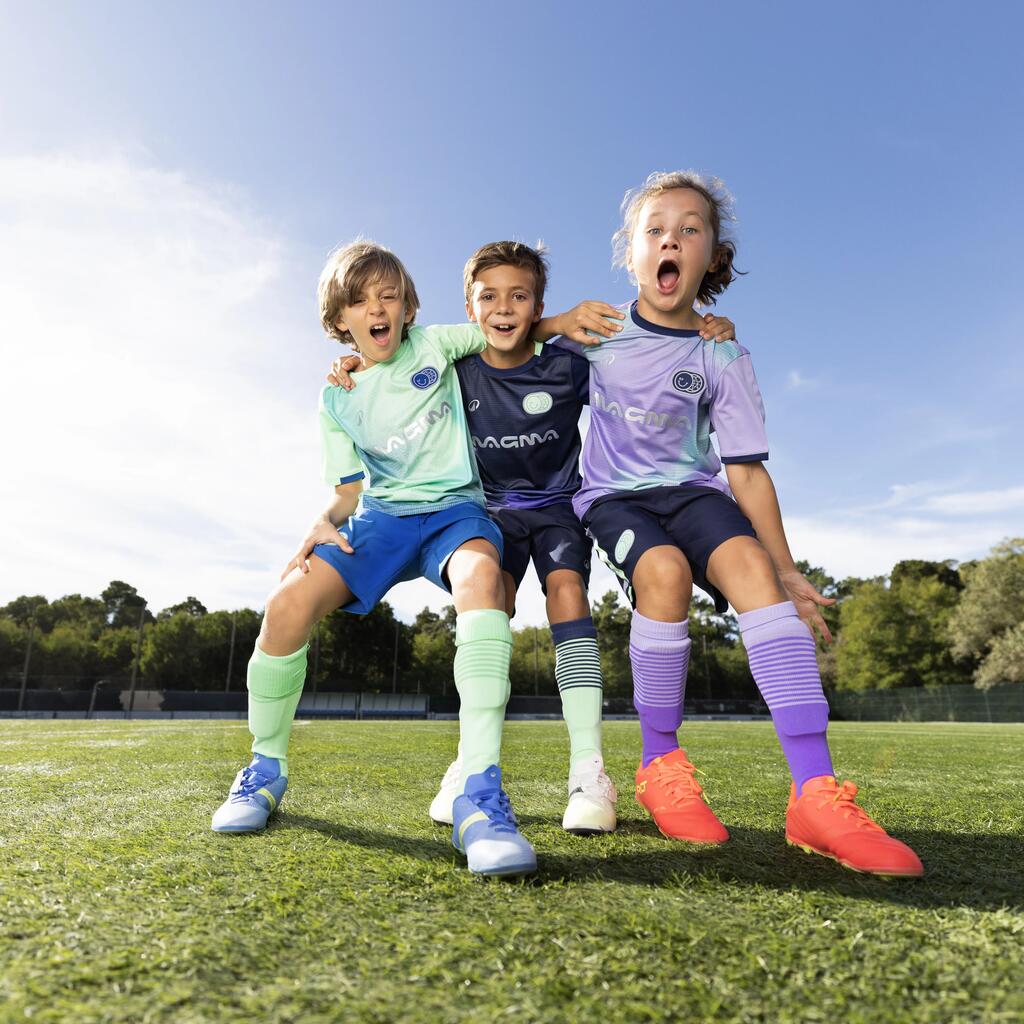 Kinder spielen Fußball