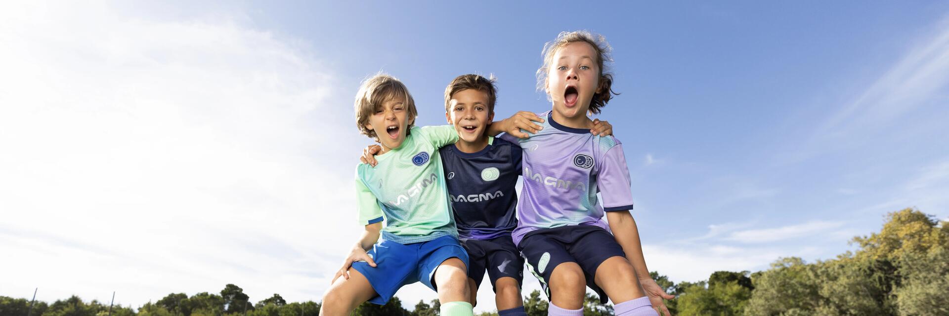 enfants heureux qui jouent au football