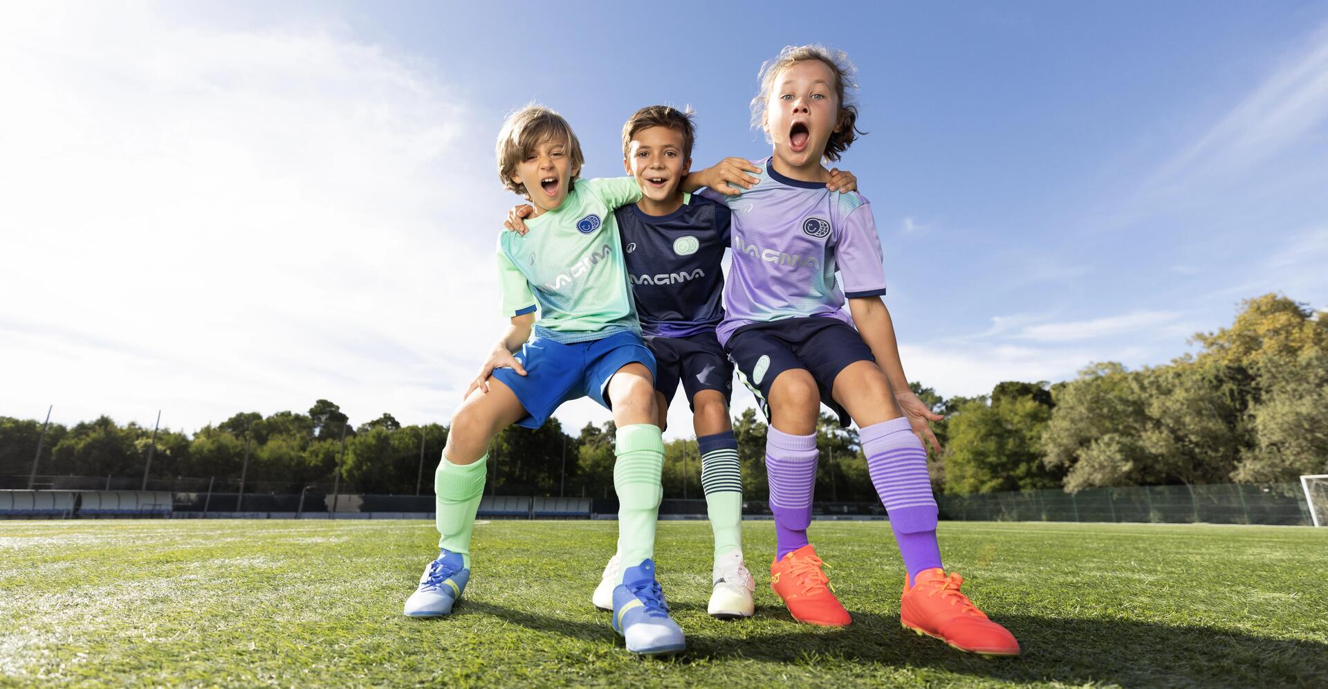 niños jugando a futbol