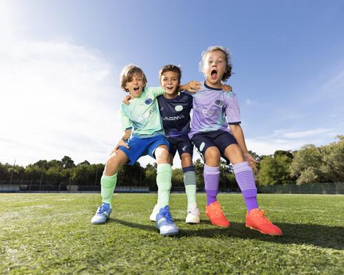 enfants heureux qui jouent au football