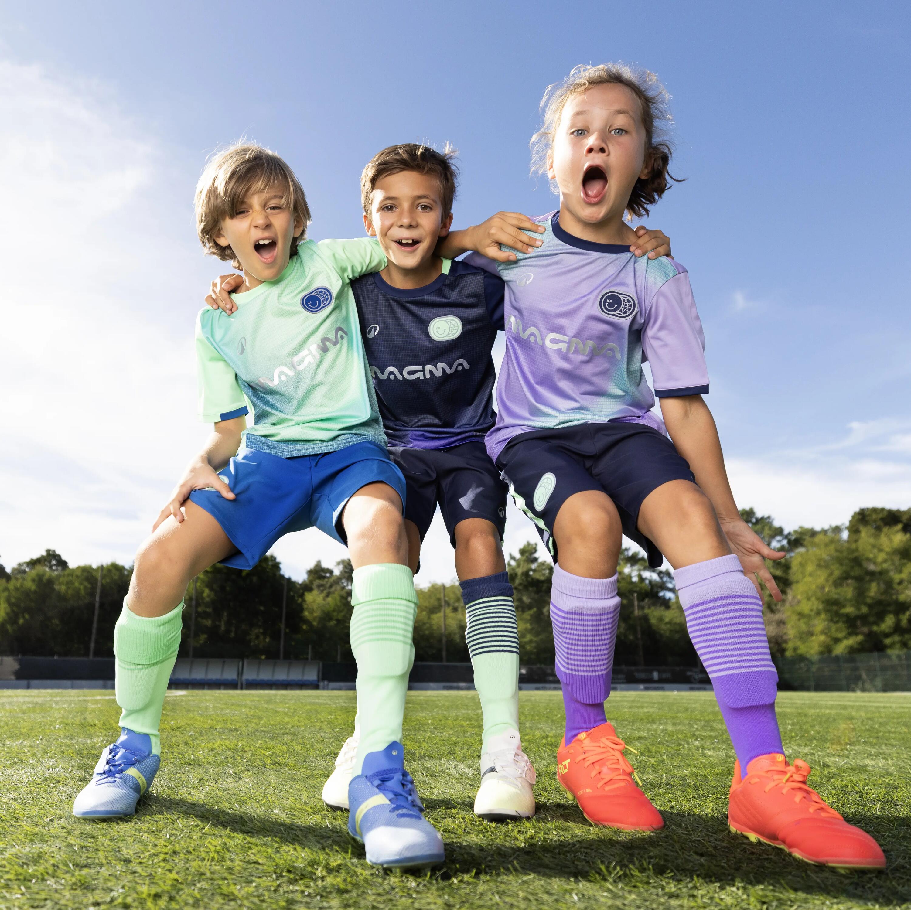 Zwei Fußballer spielen gegeneinander, wobei einer im Kipsta CLR- und der andere im Viralto Trikot spielt.