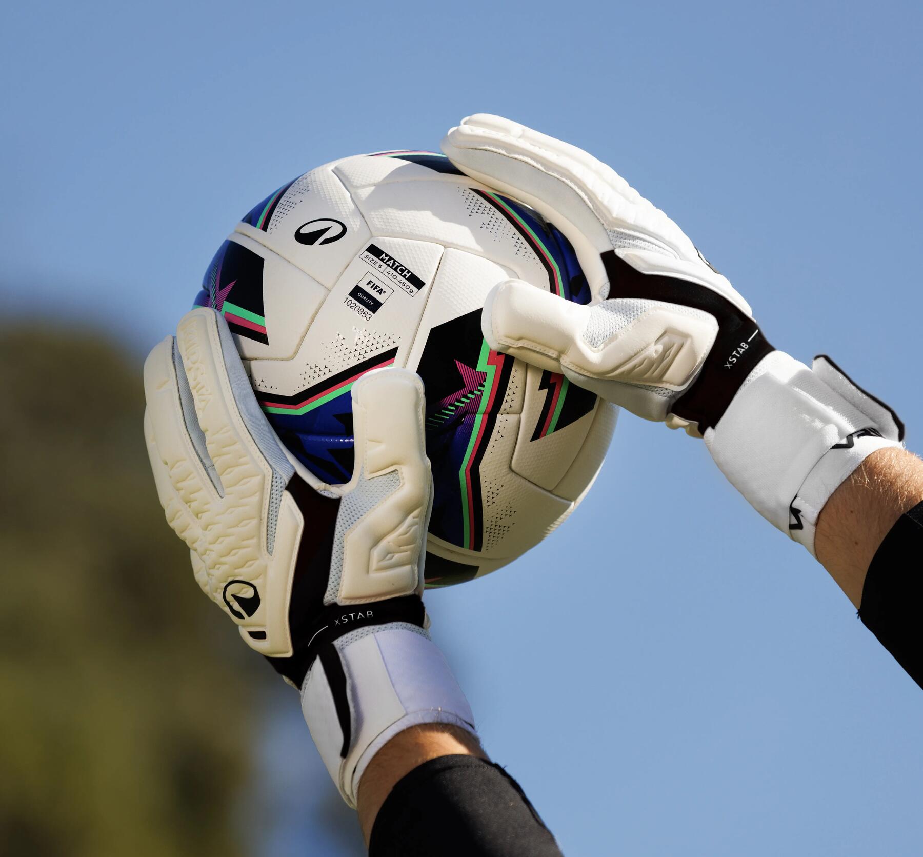 Ein Torwart hat die richtigen Handschuhe an