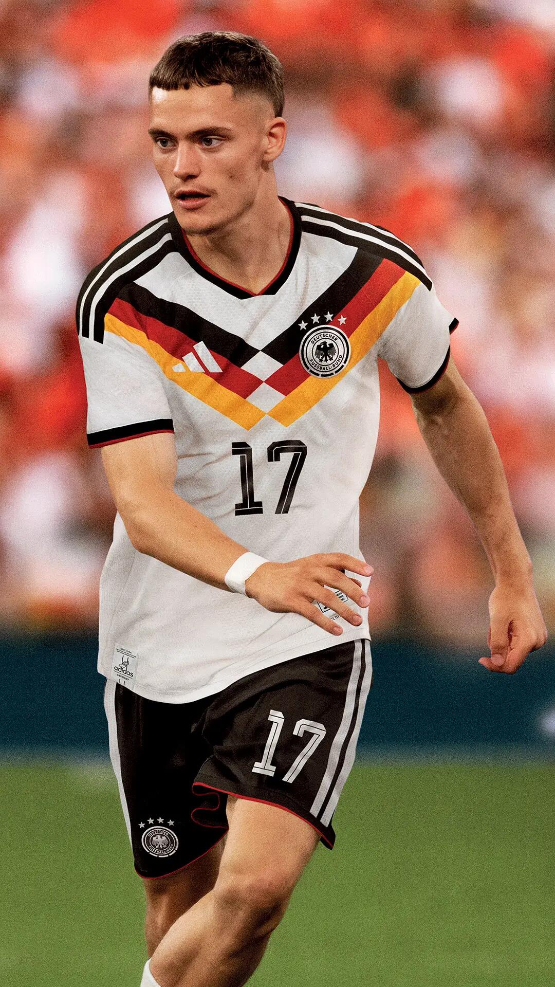 Der deutsche Fußballspieler Florian Wirtz läuft im weißen Trikot der Nationalmannschaft mit der Nummer 17 über den Platz.