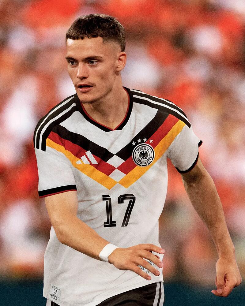 Ein Spieler jongliert mit einem gelben Ball.