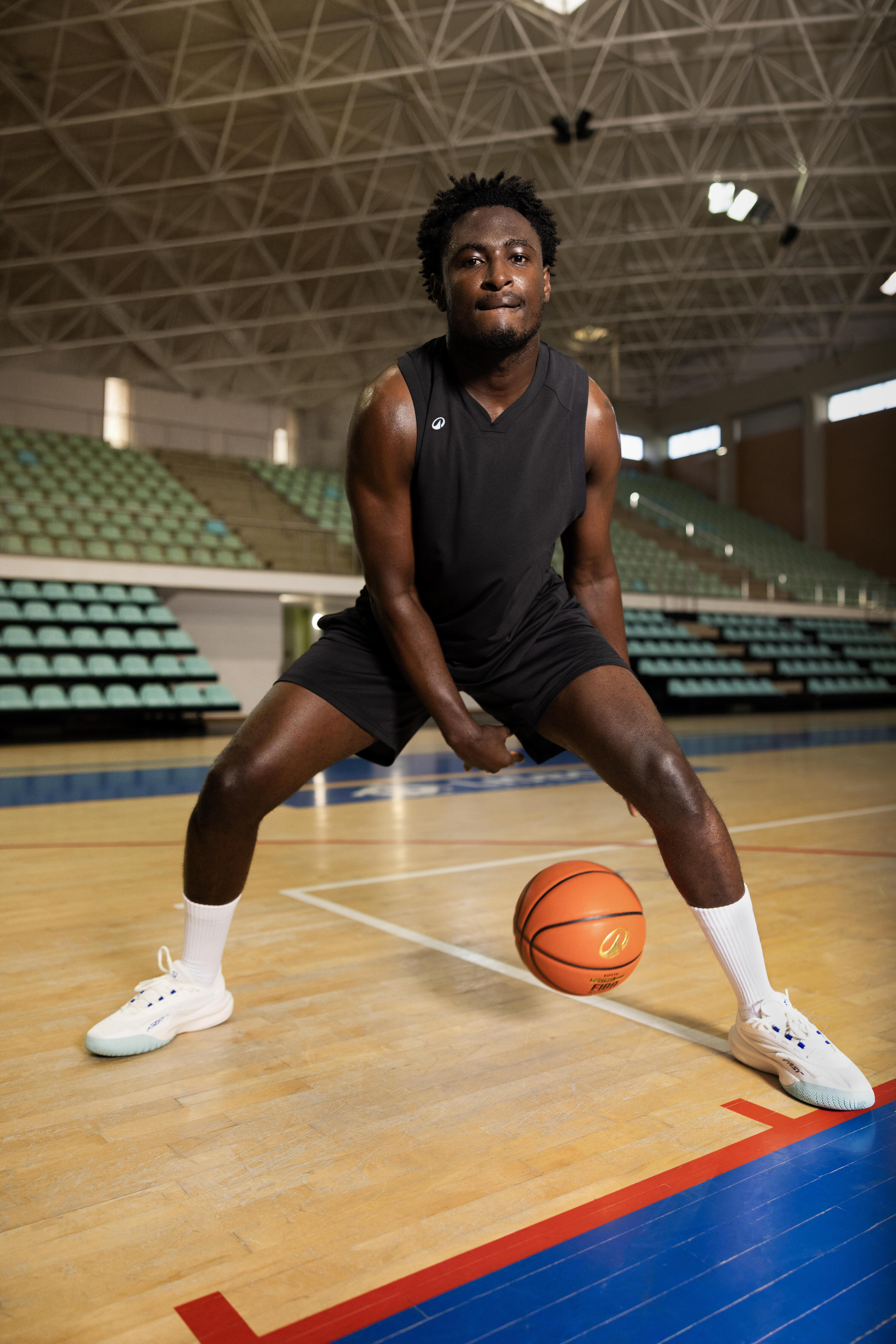 Niedrige, griffige Basketballschuhe für Männer und Frauen, Fast 500 weiss 10/11