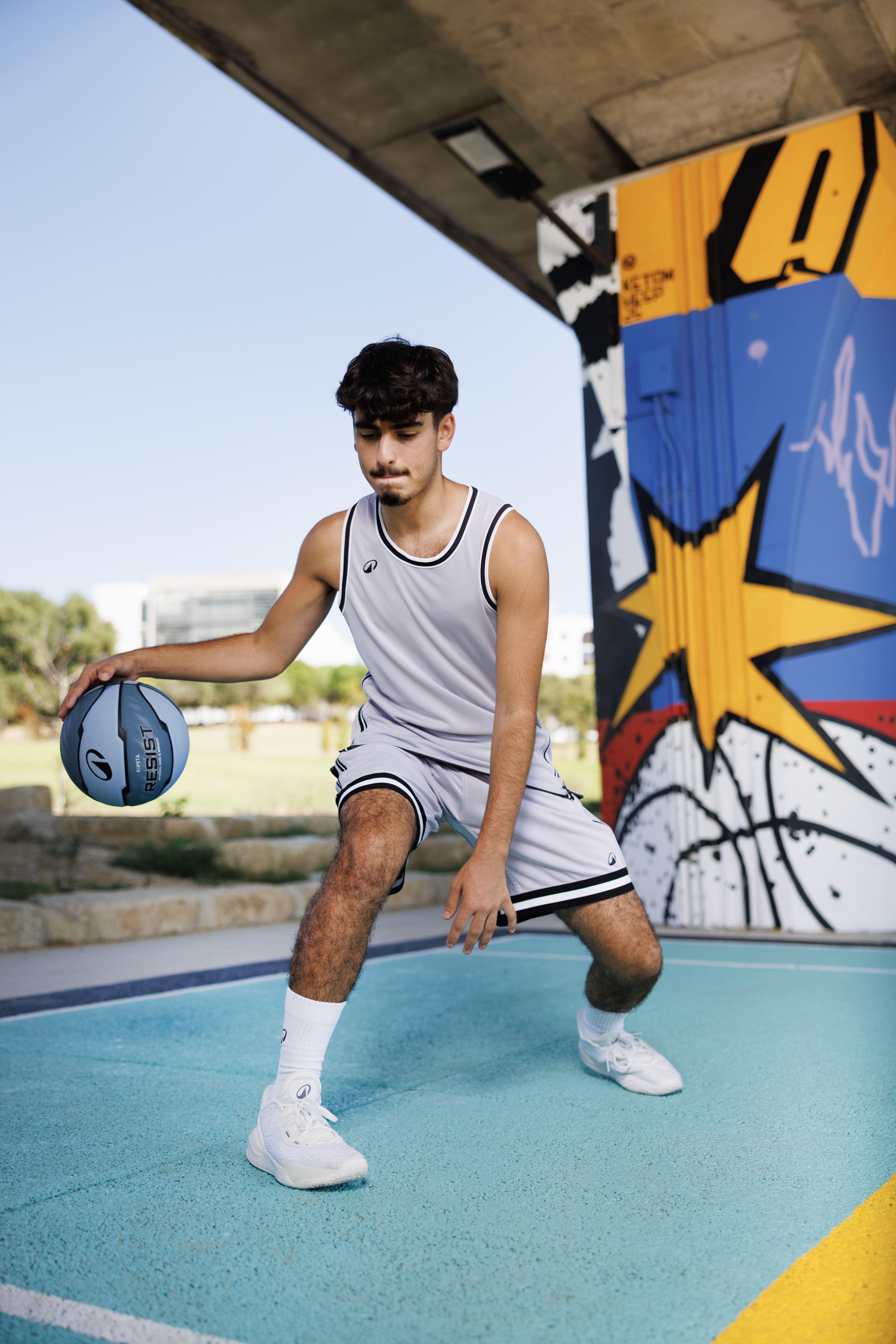 KIPSTA Pánska basketbalová lopta Resist na vonkajšie ihriská veľ. 7 sivá 7 · záber 3