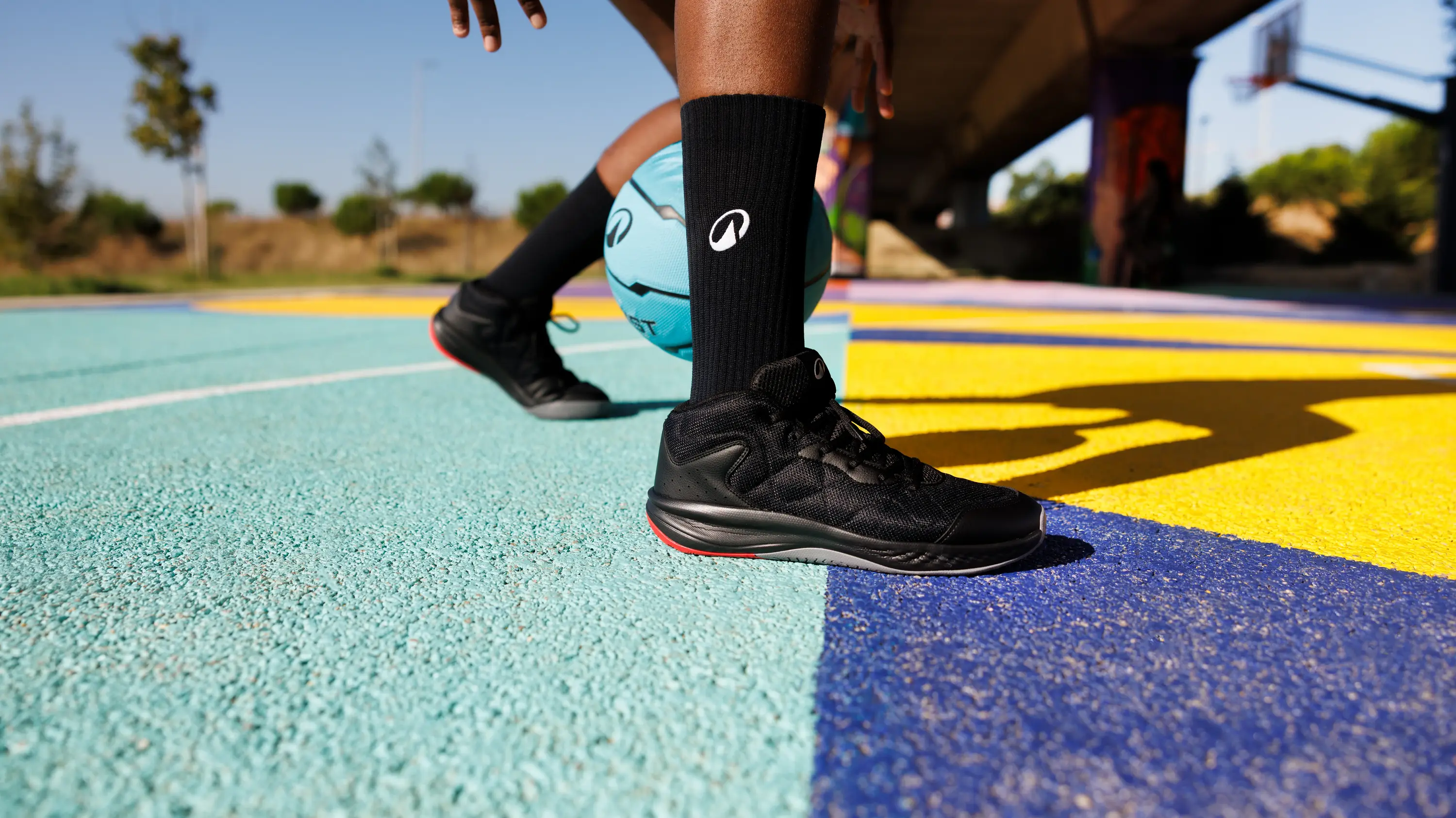 Sapatilhas de basquetebol amarelas num campo