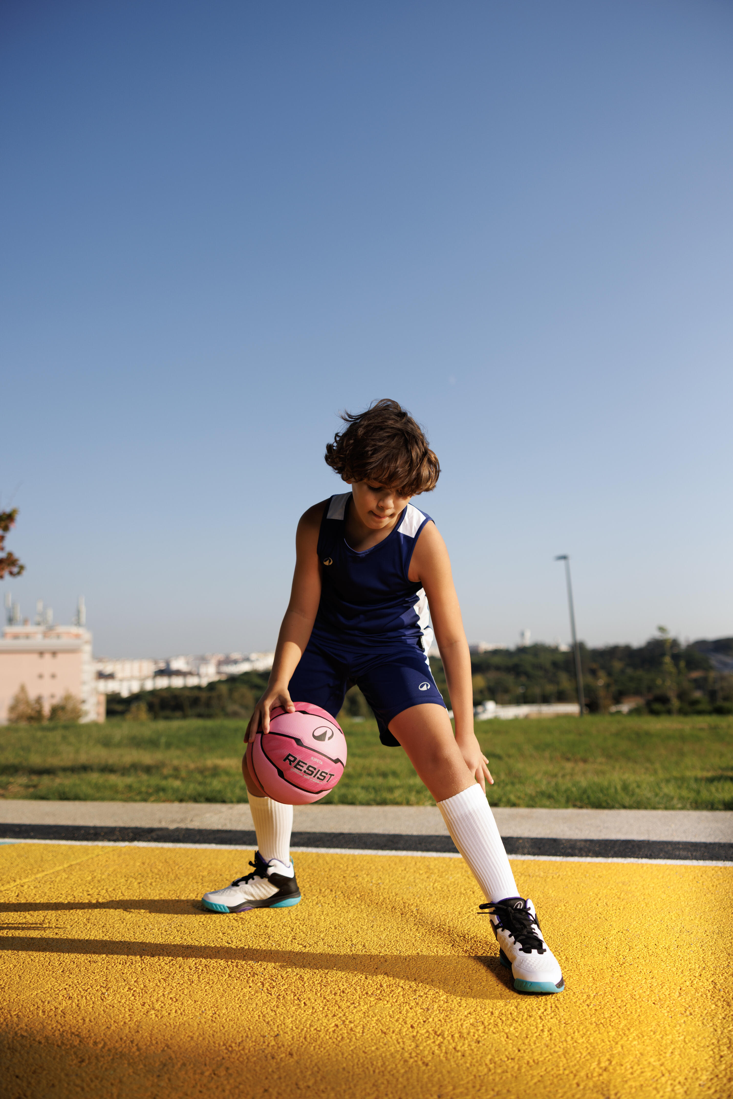 Ballon de basketball extérieur polyvalent enfant taille 5, Resist 2/7