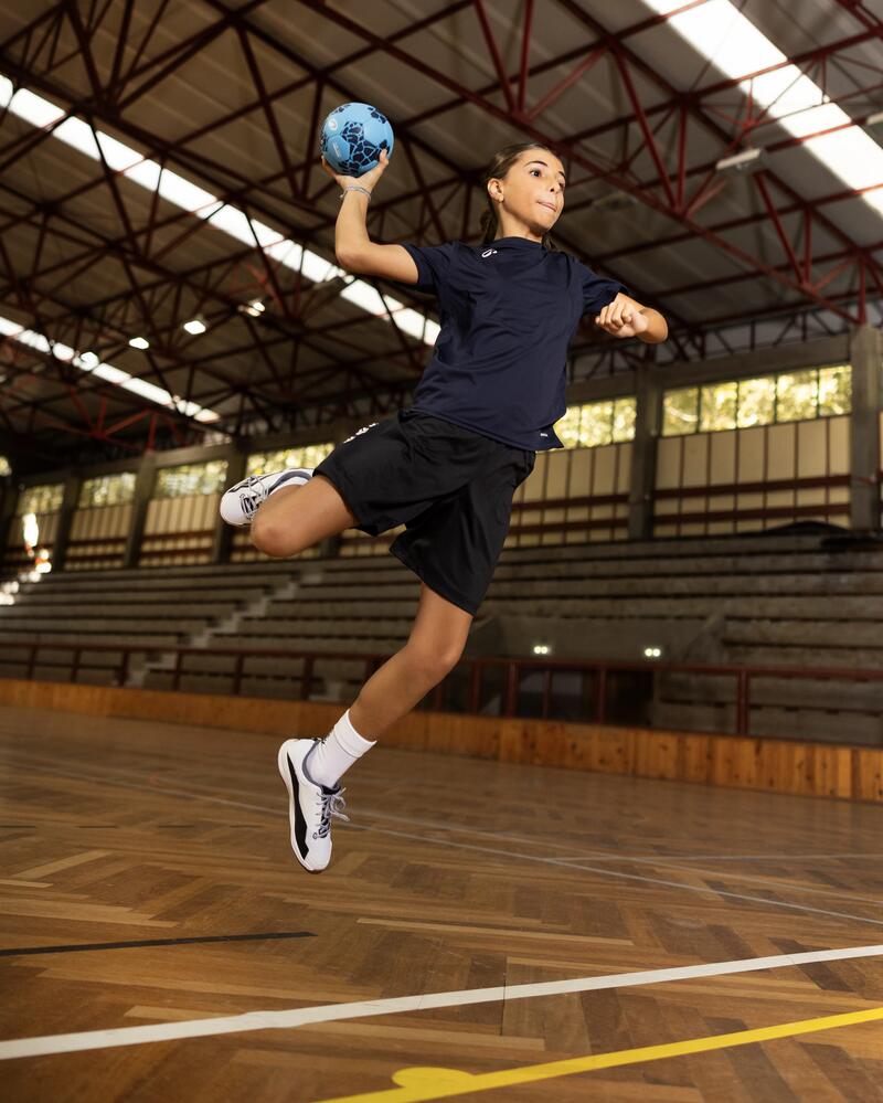 Ein Mädchen setzt zum Wurf an beim Handball