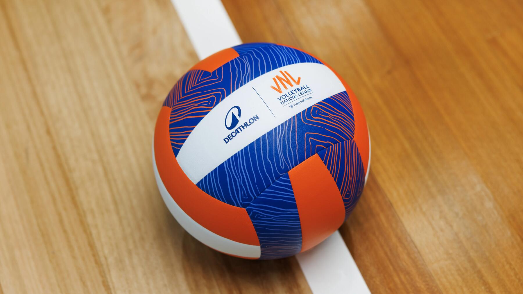 Ein Volleyball liegt auf dem Feld