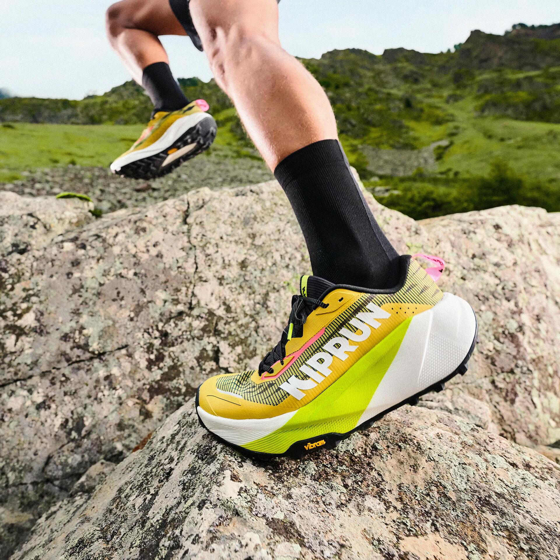 pessoa a correr com meias de trail running