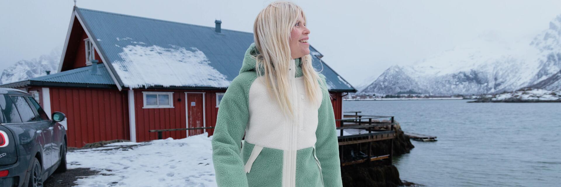 femme qui marche en hiver