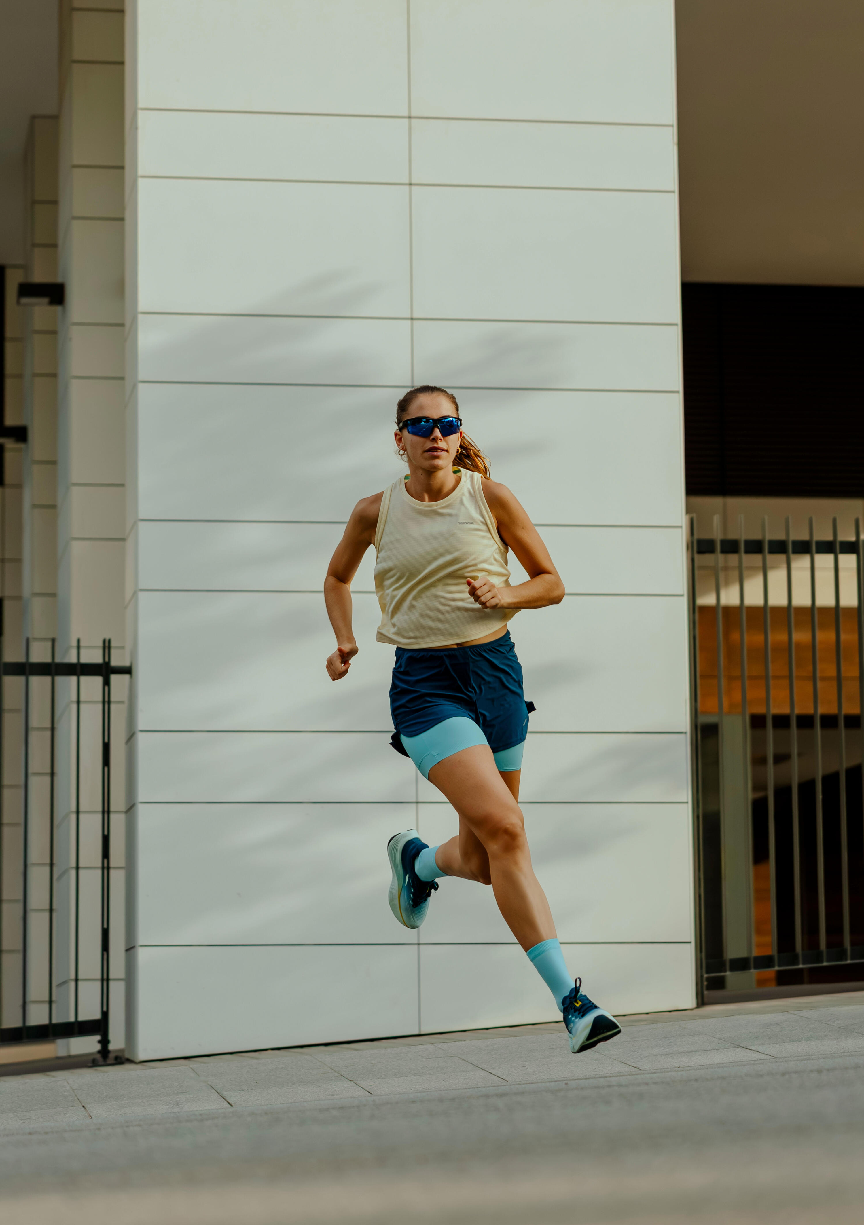 Short de course 2 en 1 femme, Run 500 Confort 14/15