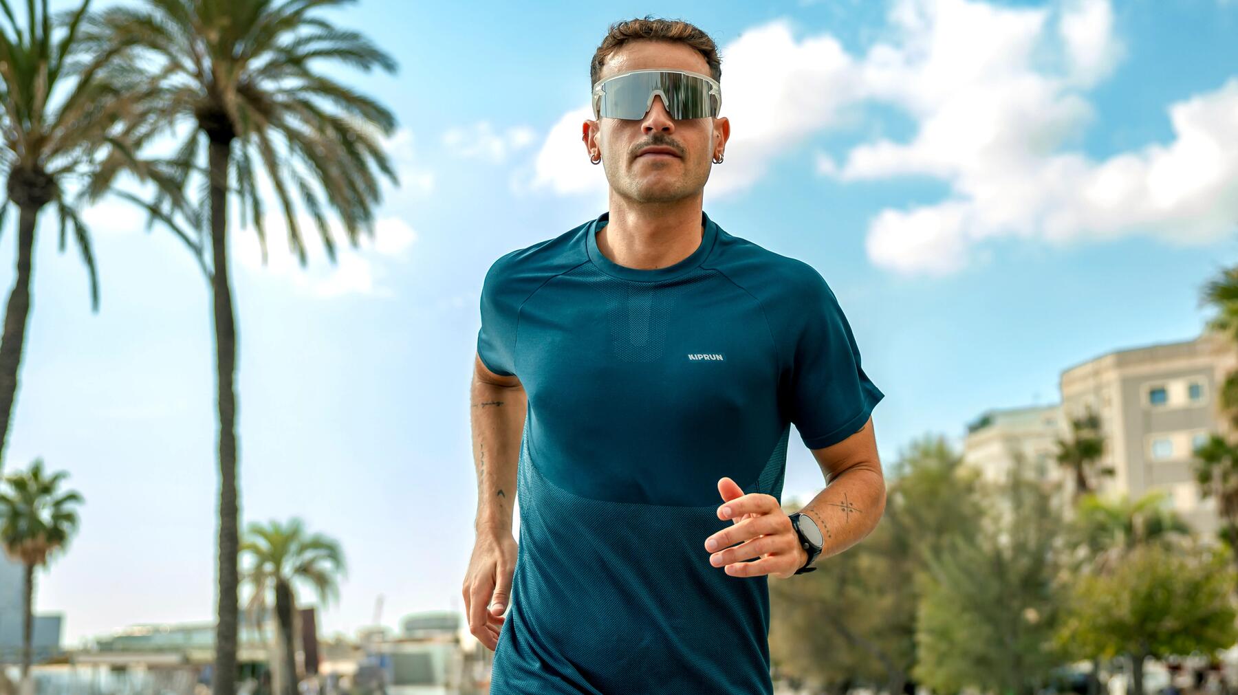 Ein Mann trägt beim Cardiotraining ein Shirt