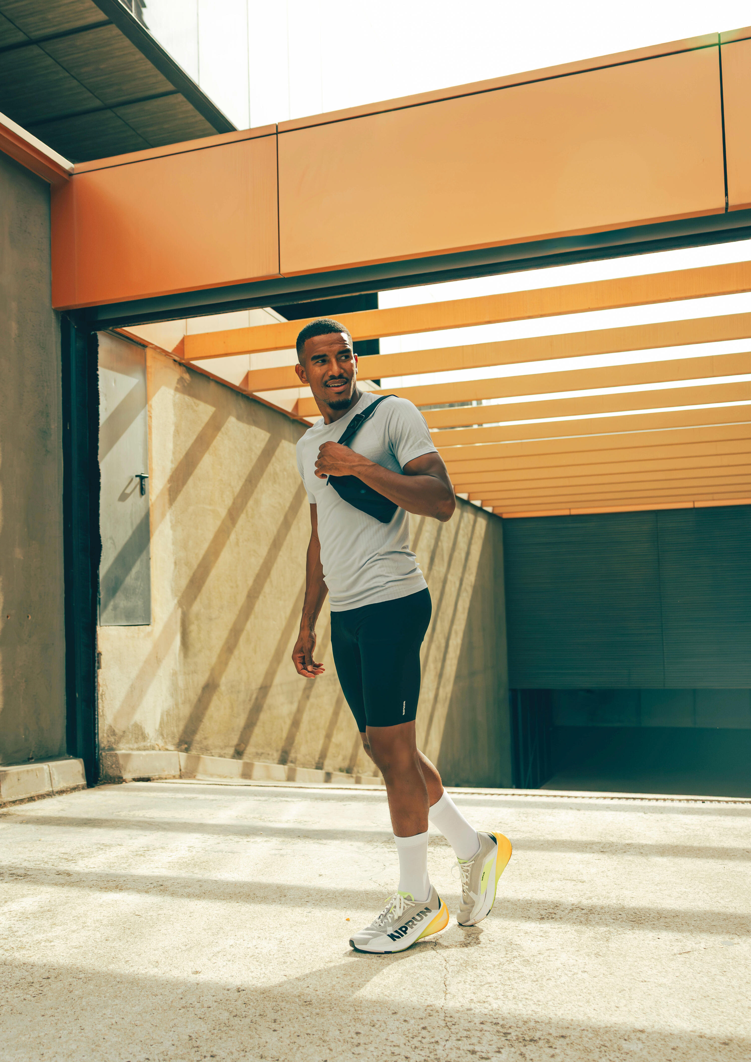 Maglia running uomo RUN 500 COMFORT SLIM grigio chiaro 10/12