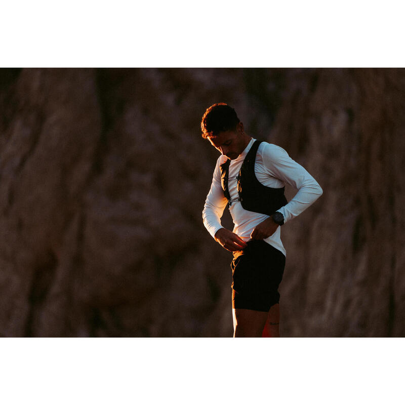 Șort 2 în 1 de alergare pe distanțe lungi, Kiprun run ultra 900 negru, bărbați
