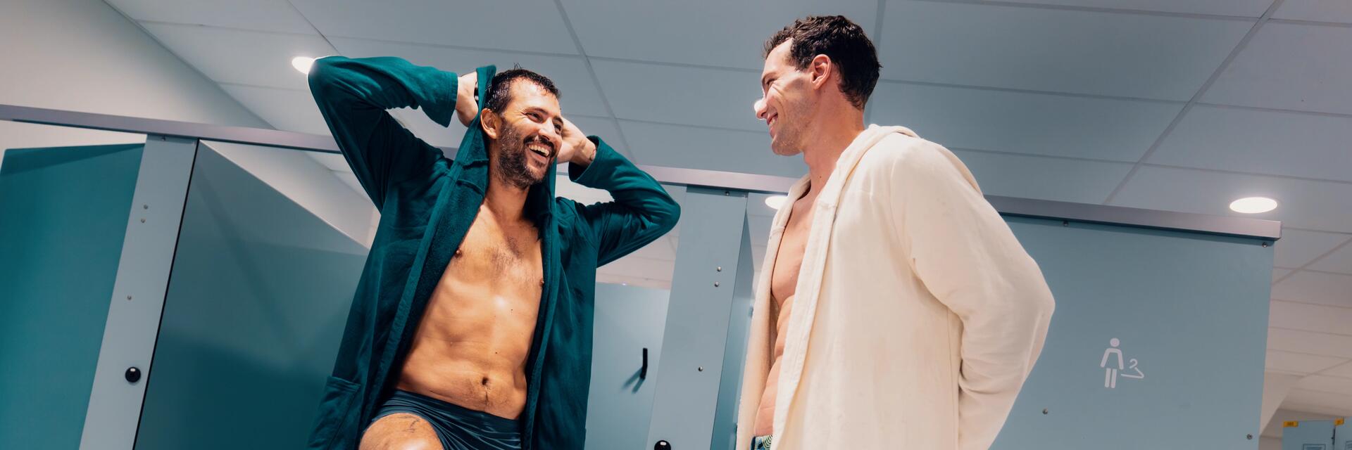 Zwei Männer nach dem Sport, vor Saunagang in der Umkleide eines Fitnessstudios!