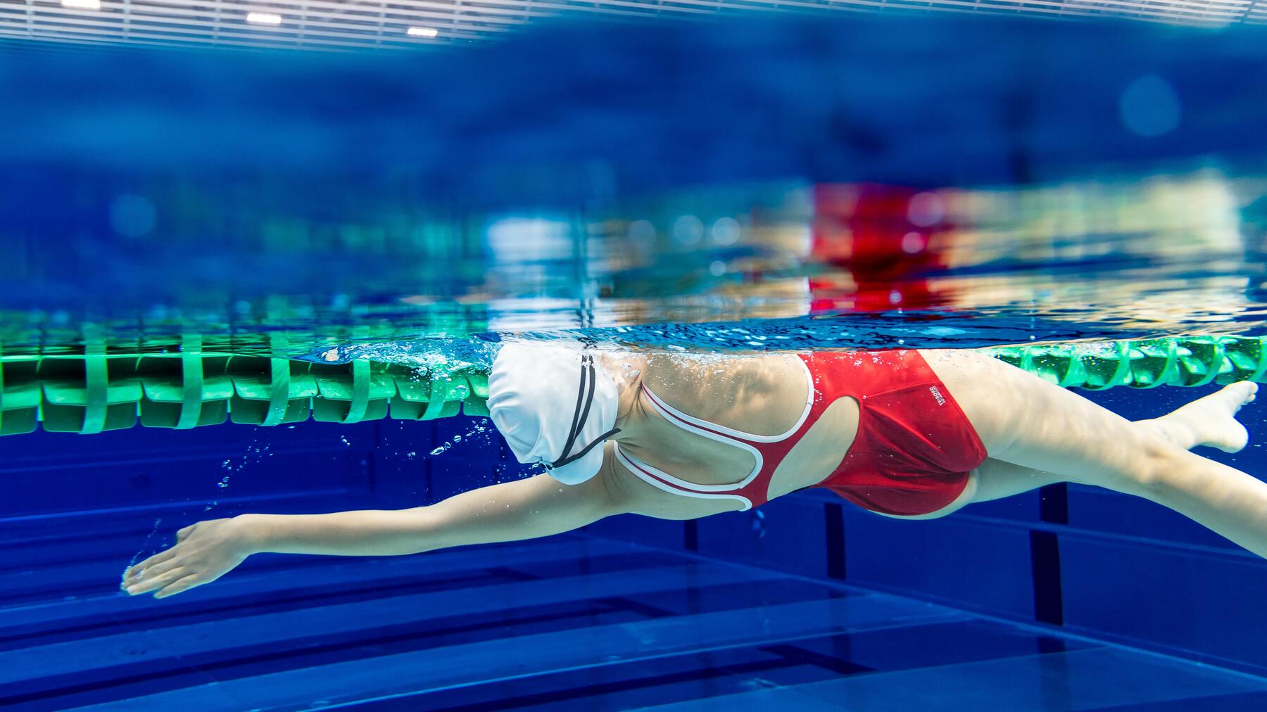 mujer nadando de espalda