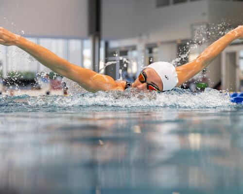 Kobieta trenująca pływanie na Igrzyska Olimpijskie