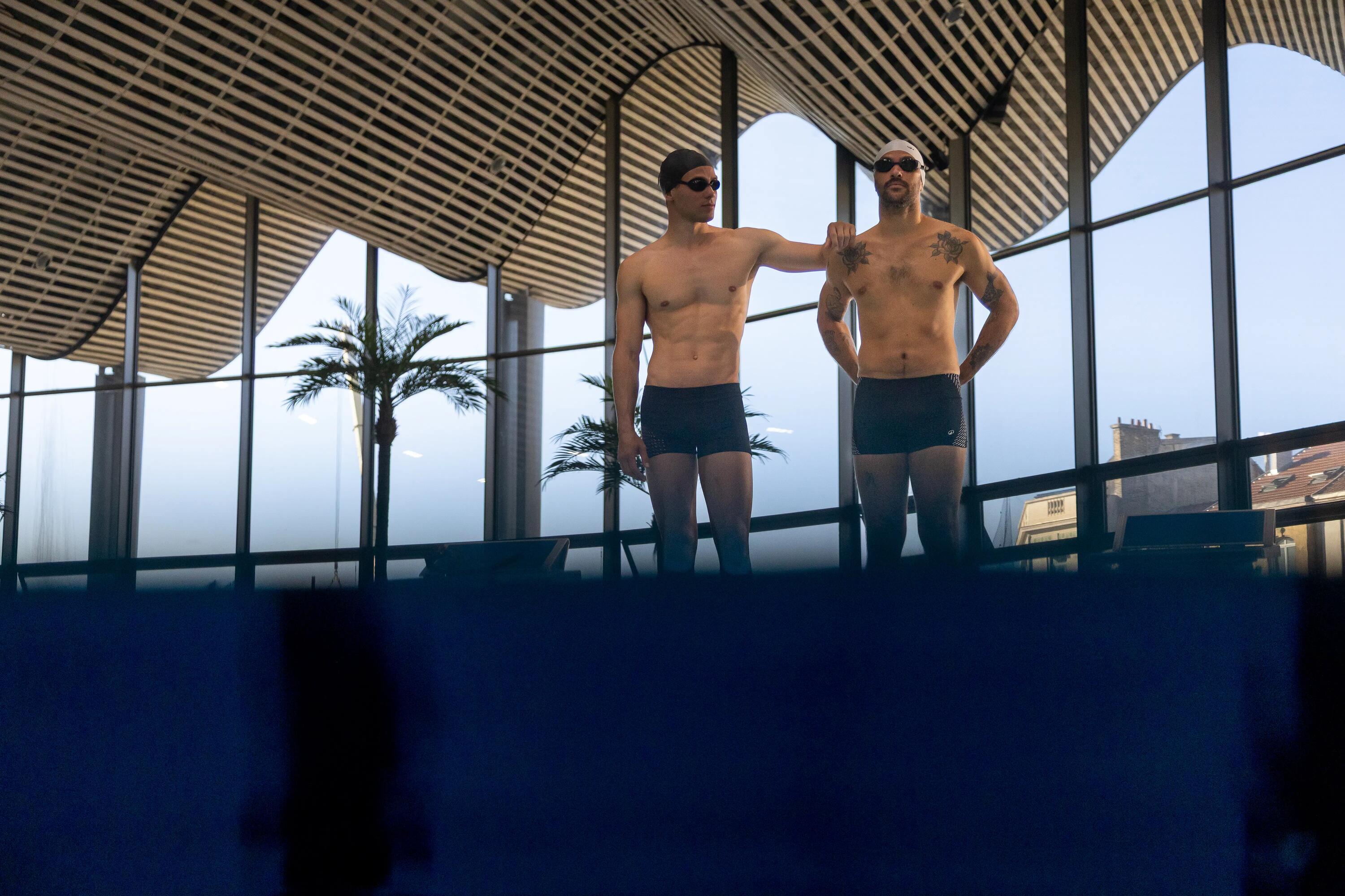 Zwei Männer tragen Badehosen für Schwimmer