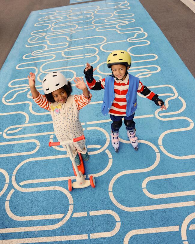Niños en patinete y patines