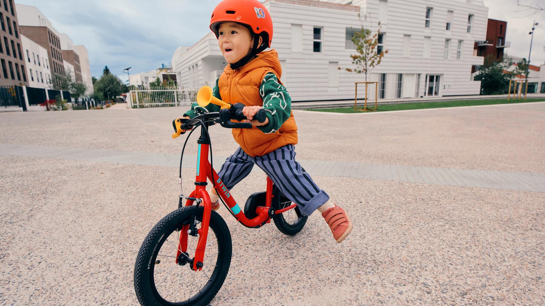 Kind op een loopfiets