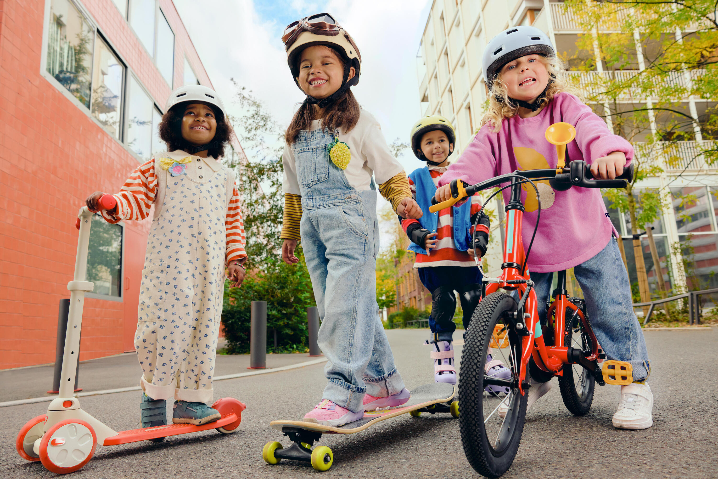 kinderen met fietsen en steps