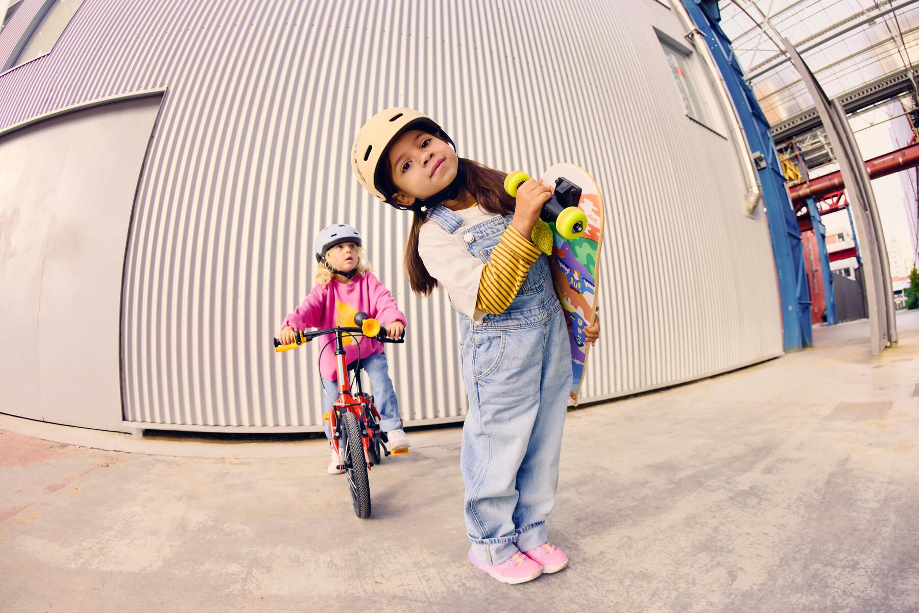 garçon qui fait du vélo en souriant