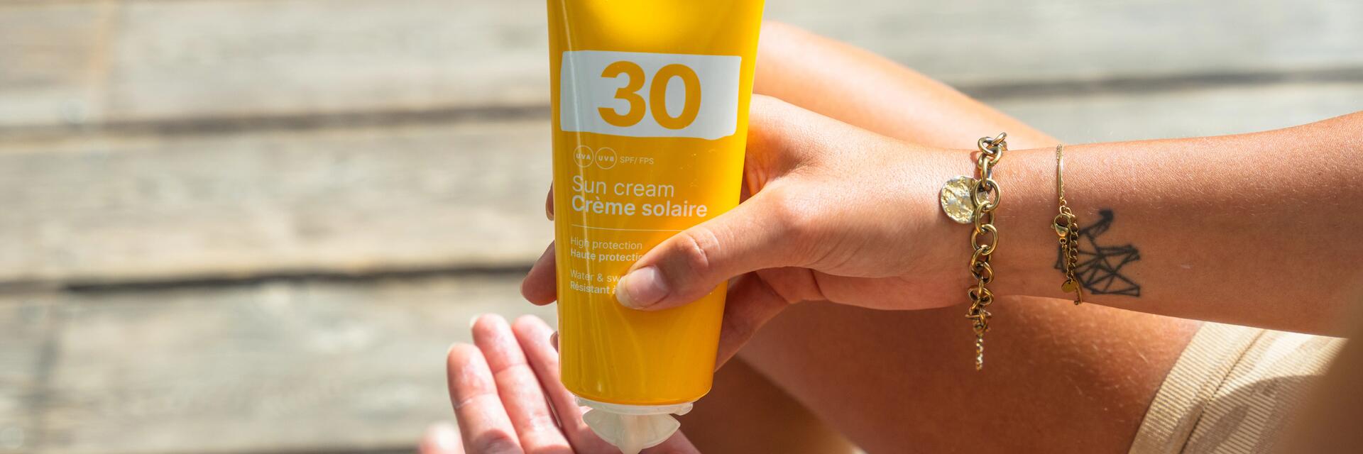 Femme appliquant de la crème solaire