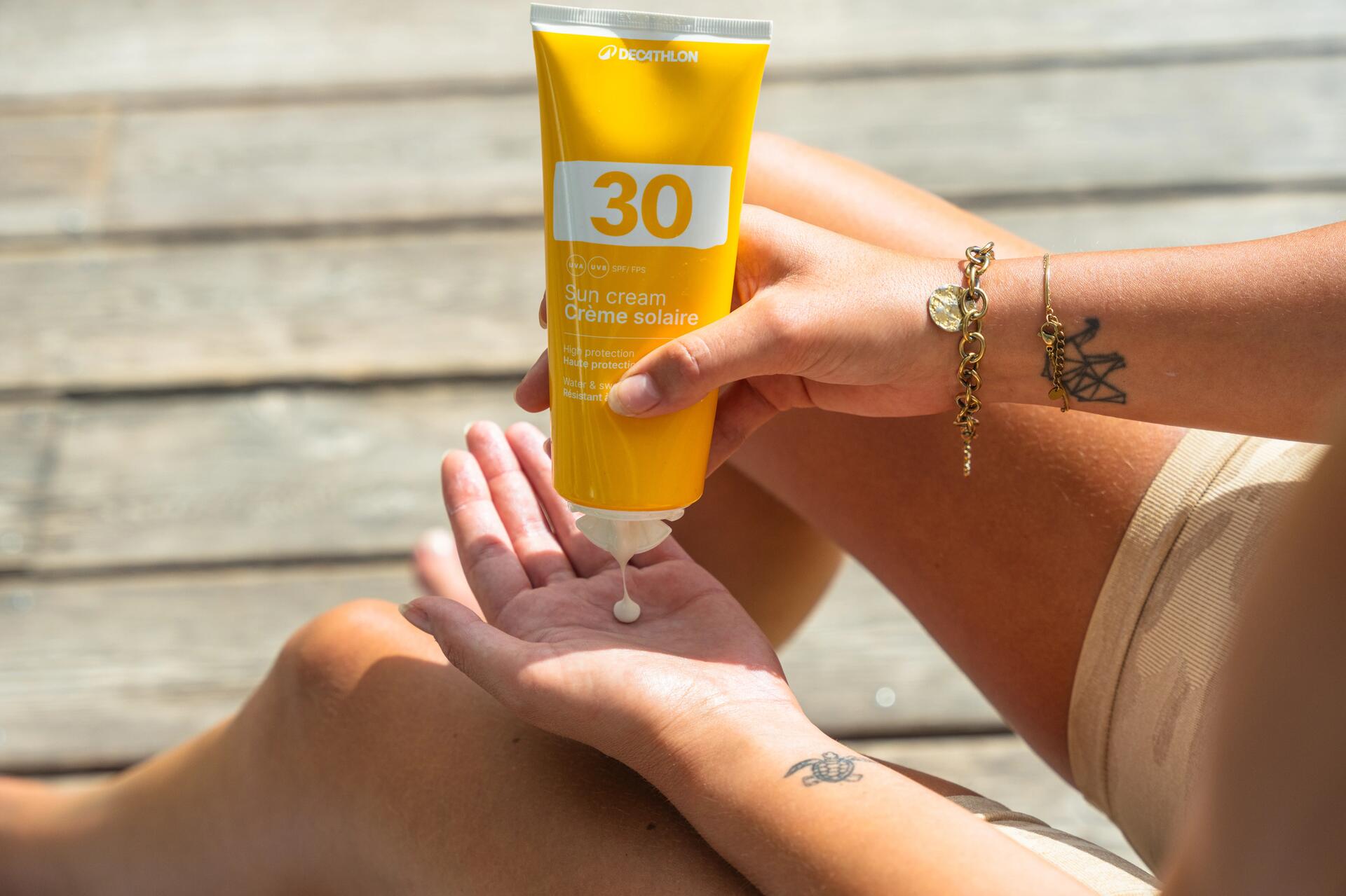 Femme appliquant de la crème solaire