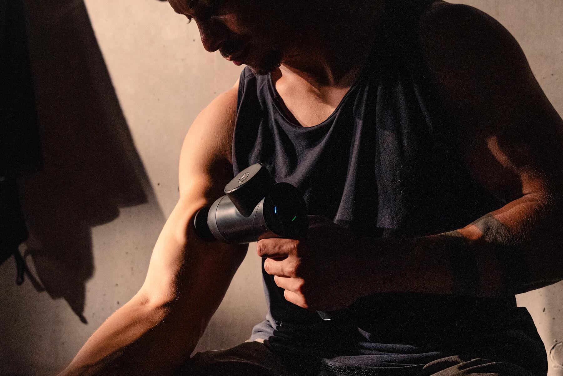 homme se massant le bras avec un pistolet