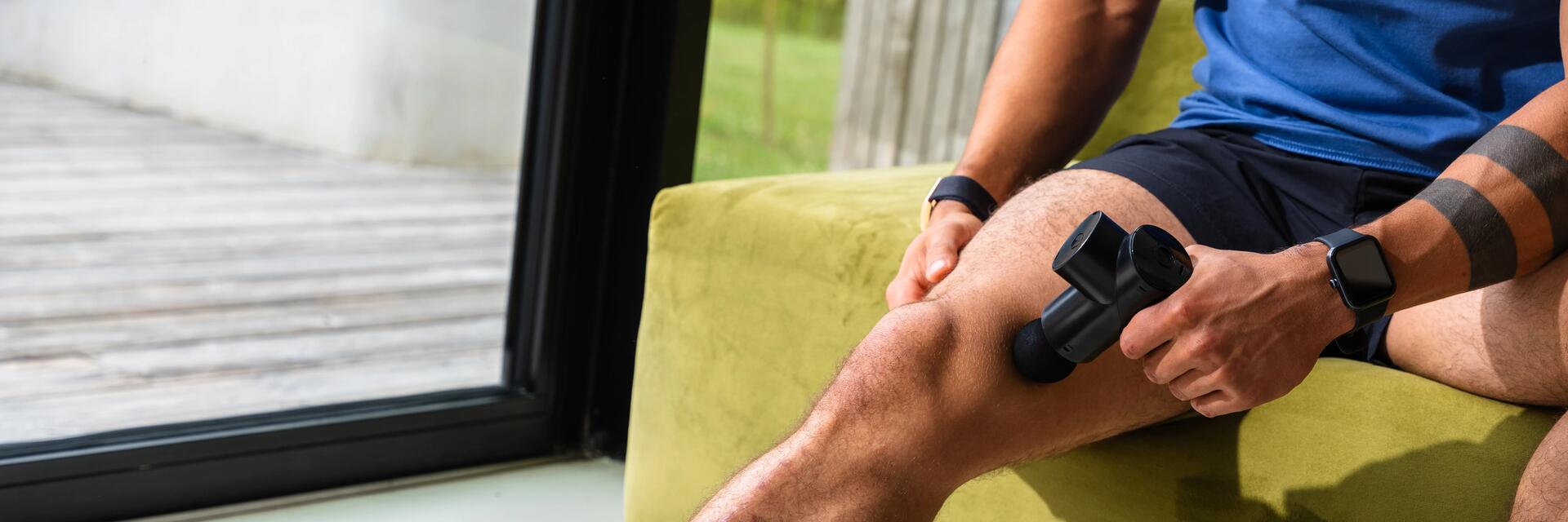 homem a relaxar no sofá com acessório de massagem decathlon