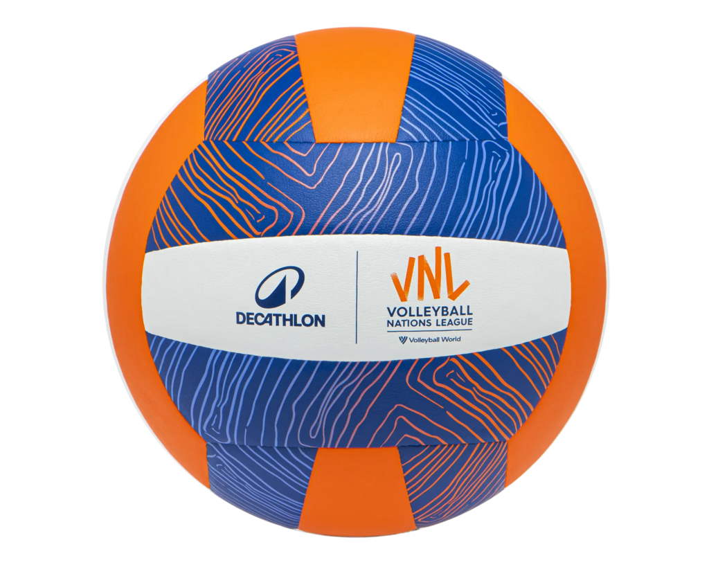 Blau und orangener Beachvolleyball von Decathlon auf weißen Hintergrund