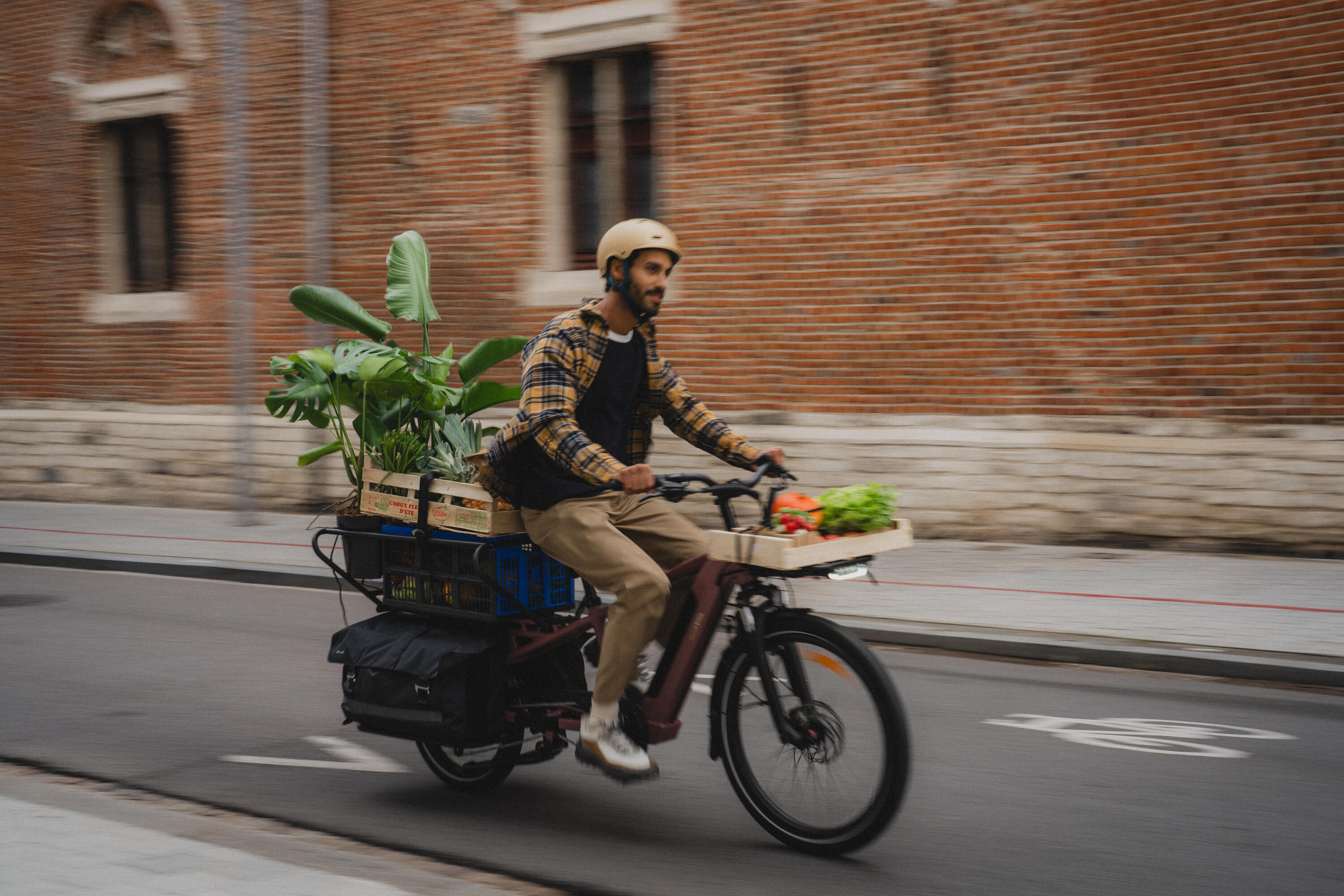 man vervoert spullen op longtail cargo