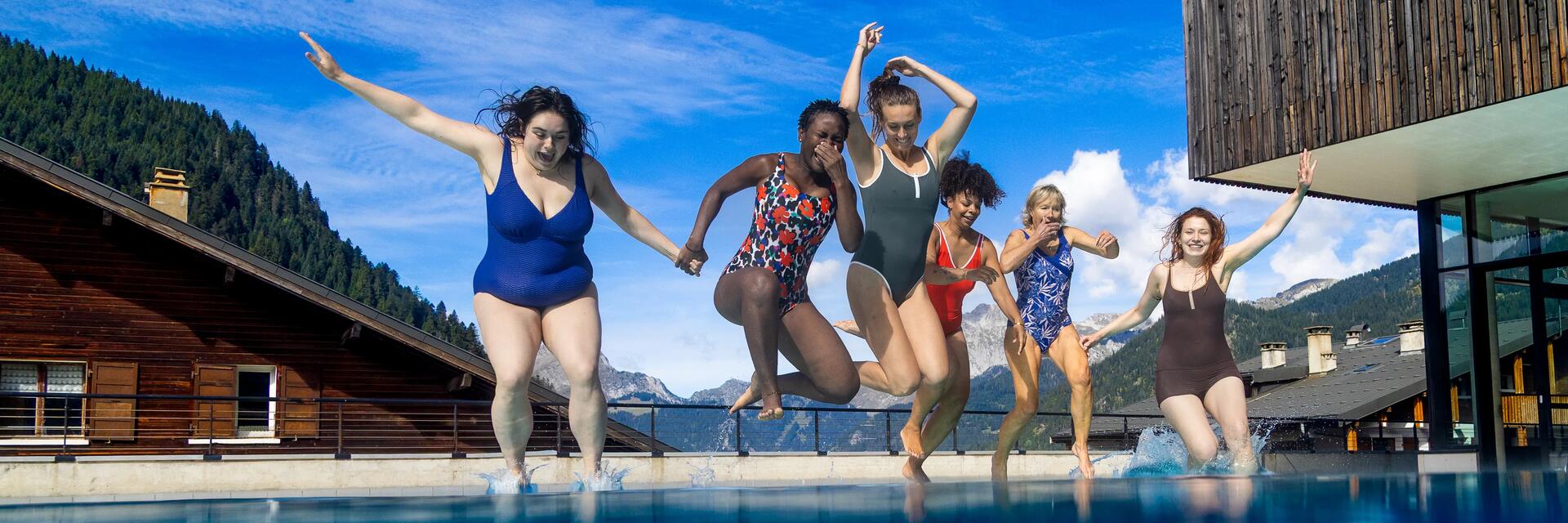 Gruppe glücklicher Frauen feiert Junggesellinnenabschied in einer Therme