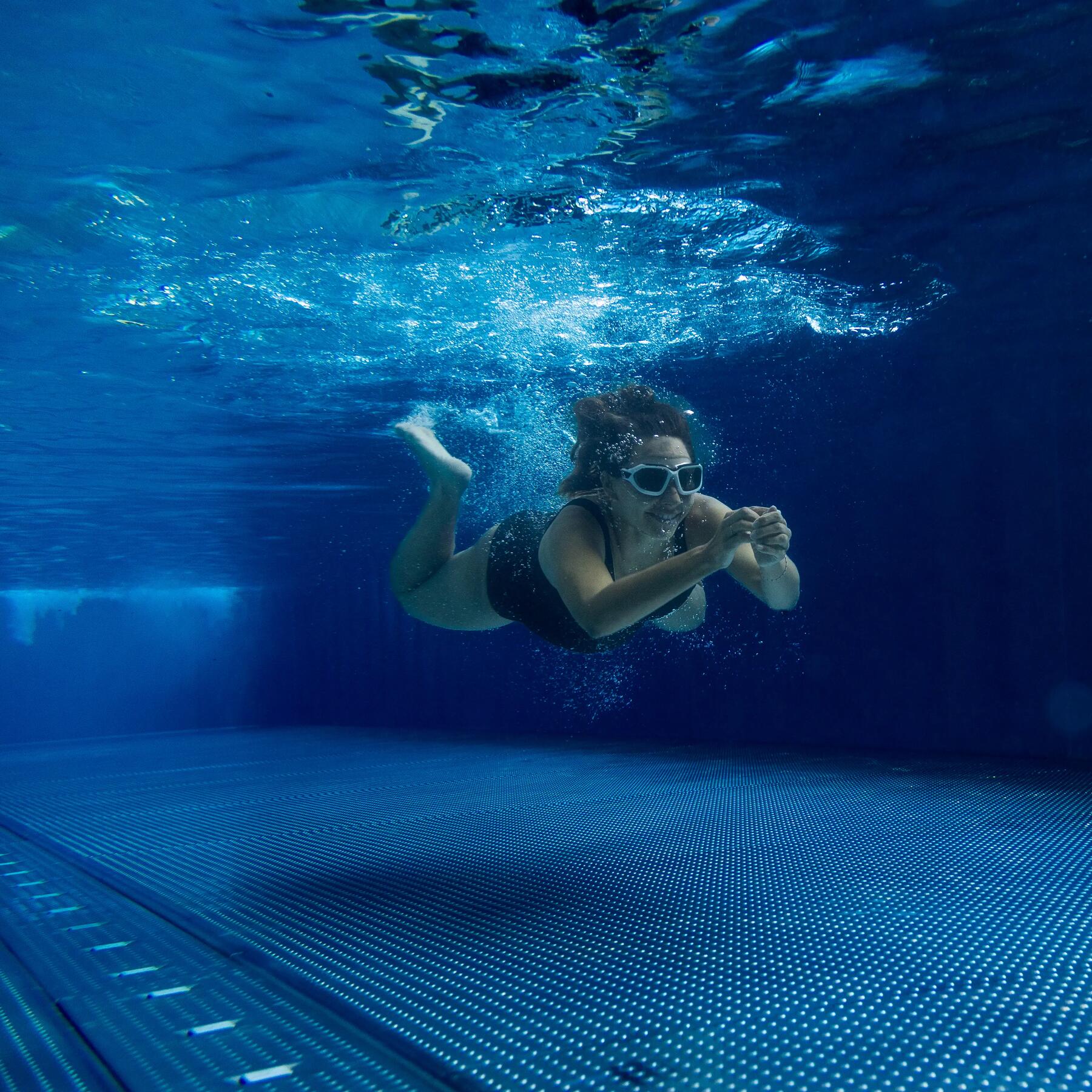 mujer haciendo natación