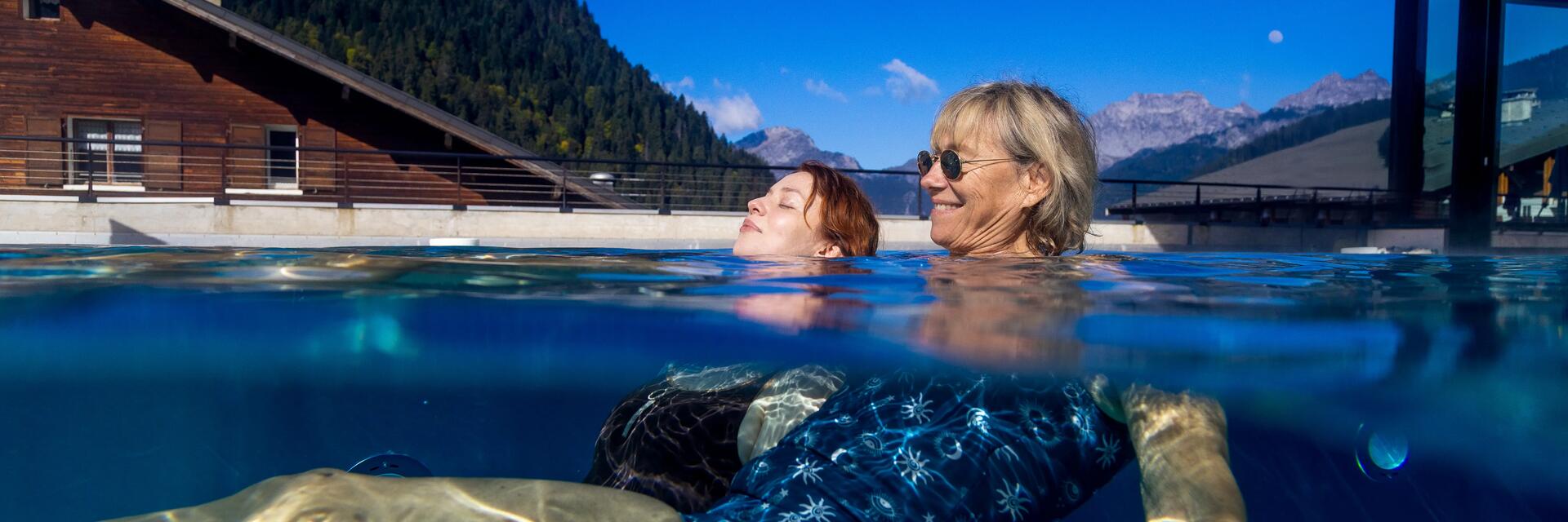 Zwei Frauen im Wasser beim Entspannen