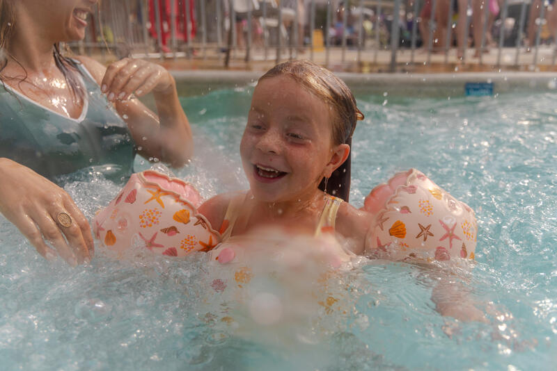 Hoe kies ik het juiste zwemhulpmiddel voor het leren zwemmen van mijn kind?