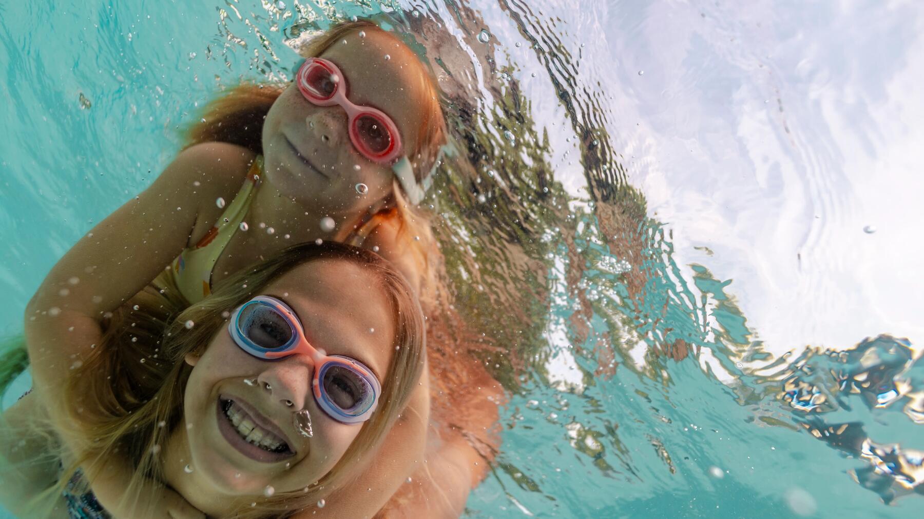 Brustschwimmen ist häufig die erste Schwimmart, die erlernt wird.