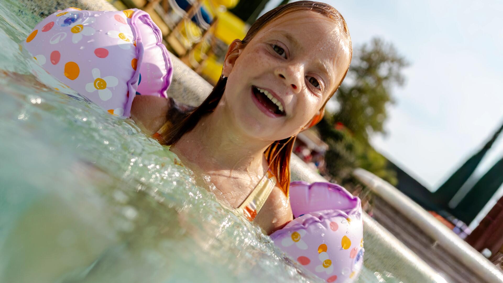 Erfahre, wie du dein Kind an das Wasser gewöhnst! Alle nützlichen Tipps hier.