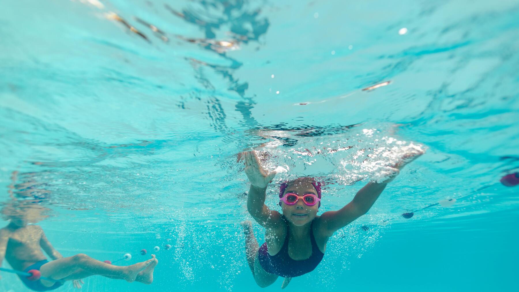 Dziecko pływające w basenie