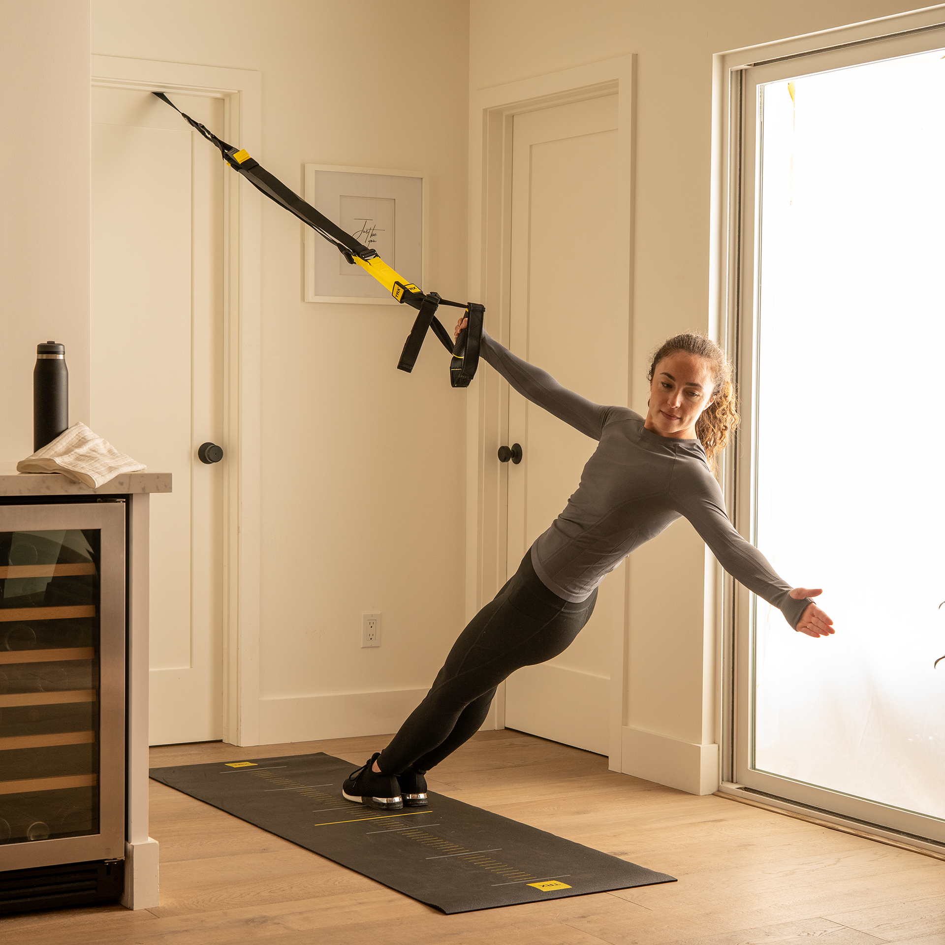 vrouw met suspension trainers