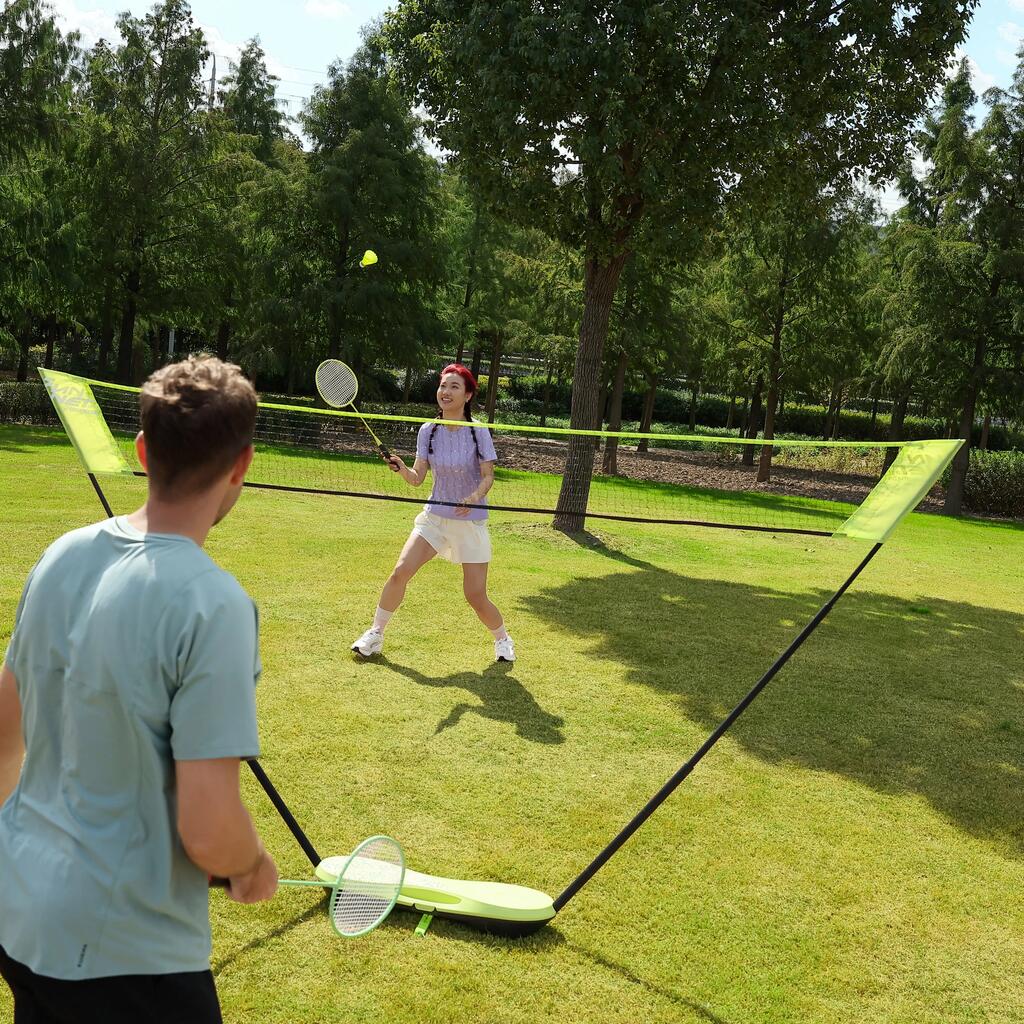 Par igra badminton na travnjaku