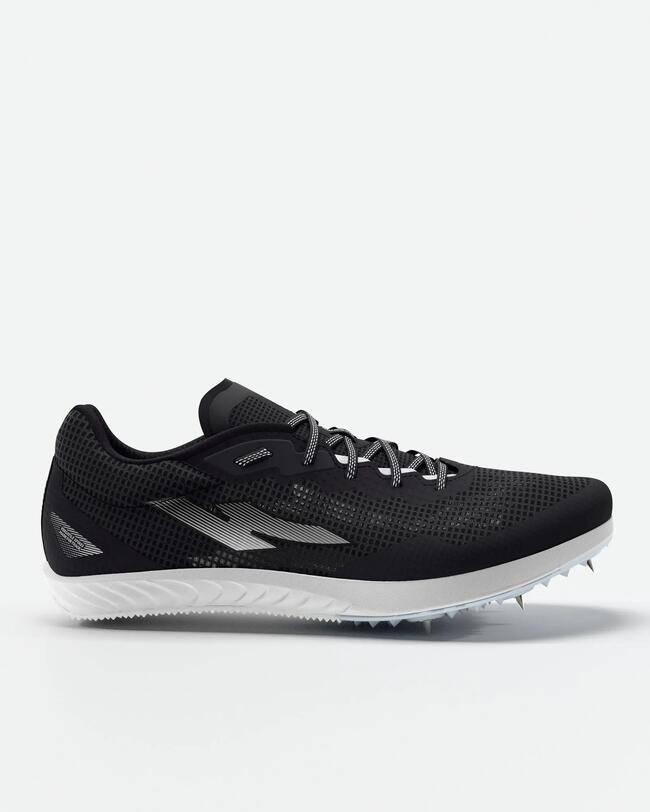 Skizzen in Schwarz-Weiß auf weißem Papier, befestigt mit runden, farbigen Magneten in Rot, Schwarz und Grau.