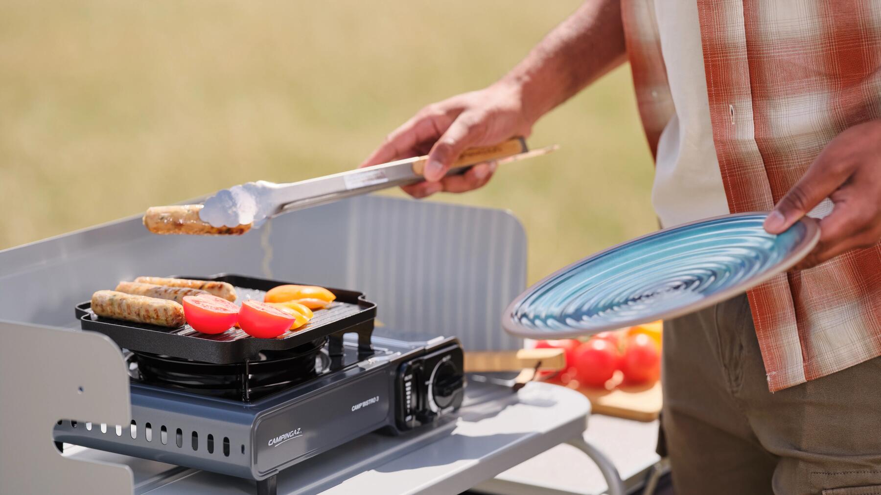 Ein Mann bereitet Essen in einer Campingküche zu